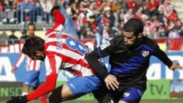 <b>EN EL CALDERÓN. </b>Casado, en un lance con Salvio, en el partido jugado en el Calderón.