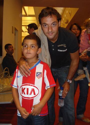 Un jovencísimo Adrián Gómez, con Santi Denia.