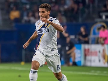 Giovanni y Jonathan han compartido varias camisetas durante su carrera, entre ellas las de LA Galaxy. Gio fue el primero en llegar a la MLS y en 2017, su hermano arribó a Los Ángeles, donde se mantuvieron por dos años juntos, hasta antes de la salida de Gio al América.