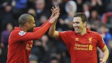 El extremo del Liverpool Stewart Downing celebrando un gol con Glen Johnson despu&eacute;s de igualar el marcador (2-2) en un partido contra el Tottenham Hotspur disputado en el estadio de Anfield, en Liverpool.