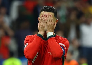Minuto 104. El internacional portugués se lamenta tras fallar desde los once metros.