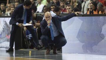 Jaume Ponsarnau, entrenador del Valencia, durante el partido contra el Alba Berl&iacute;n.