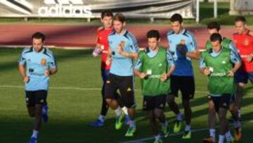 Varios componentes de la Selecci&oacute;n, al comienzo del entrenamiento este martes.