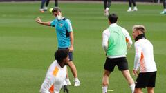 Javi Vidal dirige el entrenamiento de hoy.