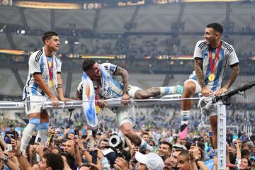 Locura argentina en el césped. Messi y sus compañeros celebran haber conseguido ser Campeones del Mundo.