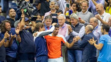 El tenista español Carlos Alcaraz celebra junto a Juan Carlos Ferrero, su cuerpo técnico y su familia su victoria en el US Open 2022.