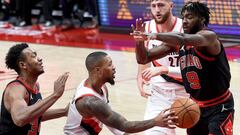 Damian Lillard realiza un pase durante el partido de la NBA que ha enfrentado a Portland Trail Blazers y a Chicago Bulls