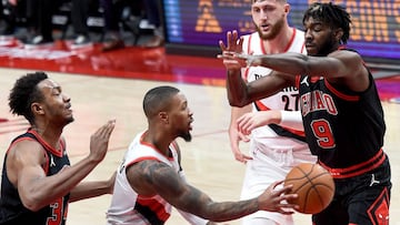 Damian Lillard realiza un pase durante el partido de la NBA que ha enfrentado a Portland Trail Blazers y a Chicago Bulls