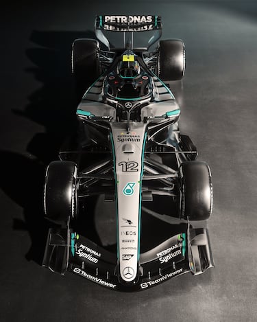 Mercedes ha revelado los primeros renders del W17, un monoplaza original que destaca por su nueva aerodinámica, con pontones alargados, toma de aire centrada y laterales más estrechos, anticipando el arma con la que Russell y Antonelli afrontarán la nueva era de 2026.