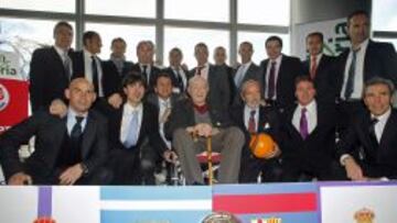 TODOS CON LA SAETA. Jugadores y t&eacute;cnicos de los clubes de la Liga Indoor en la presentaci&oacute;n. Agachados: Paco J&eacute;mez, Amavisca, Quique Estebaranz, Di St&eacute;fano, Francisco De la Riva (Fertiberia), Juan Carlos y Lobo Carrasco. Arriba: Luis Castro (entrenador del Oporto), Salva Ballesta, Giner, Adelardo (delegado del Atl&eacute;tico), Quique Ramos, Gabi, Geni, Emilio, Alberto, Baraja y Ra&uacute;l Arribas.