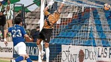 <b>SIN PREMIO. </b>Rafa Jordá firma el segundo gol del Alicante tras batir de cabeza a Navas. Luego, el Córdoba reaccionó.