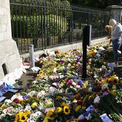 What was the religion of Queen Elizabeth II and how is Anglicanism different from Catholicism?