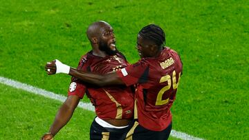 Romelu Lukaku celebra un gol con Amadou Onana