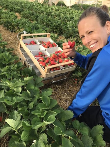 Las jugadoras del Sand cambian el balón por la agricultura