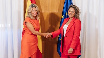 La vicepresidenta segunda y ministra de Trabajo y Econom¨ªa Social en funciones, Yolanda D¨ªaz (i), y la presidenta de la Liga F, Beatriz ?lvarez (d), posan a su llegada a una reuni¨®n, en la sede del Ministerio, a 28 de agosto de 2023, en Madrid (Espa?a). La vicepresidenta segunda y ministra de Trabajo y Econom¨ªa Social en funciones mantiene hoy encuentros con la presidenta del sindicato mayoritario del f¨²tbol femenino (Futpro), con representantes de la Asociaci¨®n de Futbolistas Espa?oles (AFE) y con una delegaci¨®n de la Liga de F¨²tbol Femenino, seg¨²n ha informado el Ministerio de Trabajo en un comunicado. En concreto, el objetivo del encuentro entre D¨ªaz y Guti¨¦rrez es ahondar en la situaci¨®n en la que se encuentran las condiciones laborales de las jugadoras.
28 AGOSTO 2023;MADRID;YOLANDA DIAZ;SINDICATO MAYORITARIO FUTBOL FEMENINO;CASO RUBIALES
Carlos Luj¨¢n / Europa Press
28/08/2023