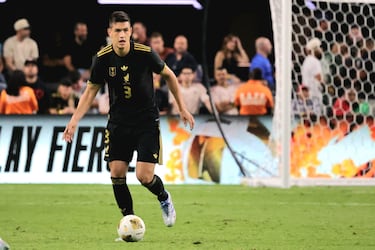 Cruz Azul busca reforzarse con César Montes para el Clausura 2026