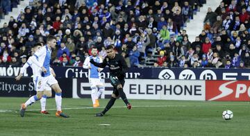 Casemiro scores the second goal for Real Madrid after a great pass from Lucas Vázquez.