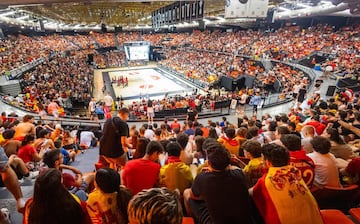 Lleno hasta la bandera en el pabellón de La Fonteta, Valencia, para ver la gran final de la Eurocopa.