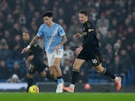 Soccer Football - Premier League - Manchester City v Fulham - Etihad Stadium, Manchester, Britain - February 11, 2026 Manchester City's Nico O'Reilly in action with Fulham's Sander Berge Action Images via Reuters/Jason Cairnduff EDITORIAL USE ONLY. NO USE WITH UNAUTHORIZED AUDIO, VIDEO, DATA, FIXTURE LISTS, CLUB/LEAGUE LOGOS OR 'LIVE' SERVICES. ONLINE IN-MATCH USE LIMITED TO 120 IMAGES, NO VIDEO EMULATION. NO USE IN BETTING, GAMES OR SINGLE CLUB/LEAGUE/PLAYER PUBLICATIONS. PLEASE CONTACT YOUR ACCOUNT REPRESENTATIVE FOR FURTHER DETAILS..