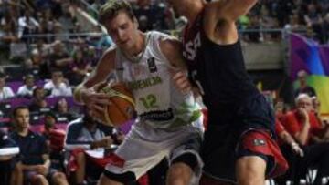 Zoran Dragic, defendido por Klay Thompson, en la pasada Copa del Mundo.