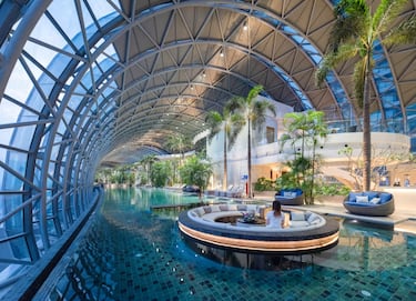 La megaconstrucción China que asombra al mundo: un rascacielos horizontal a 300 metros sobre cuatro edificios