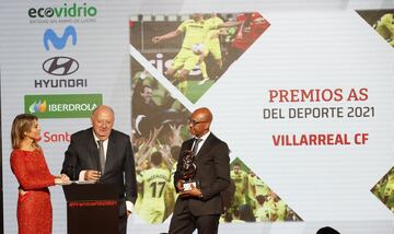 Premio AS del deporte al Villarreal. En la imagen José Manuel Llaneza y Marcos Senna.