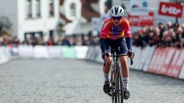 Lotte Kopecky entra en meta como ganadora de Nokere Koerse.