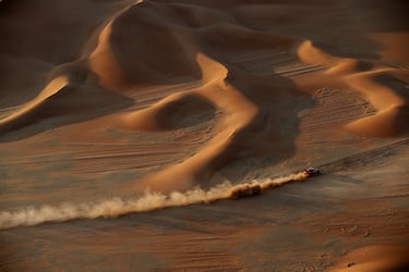 Sebastien Loeb y Fabian Lurquin durante la sexta etapa del Rally Dakar con un recorrido en Shubaytah, en pleno en Empty Quarter, en Arabia Saudí.