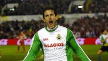 QUIERE VENIR. Christian Stuani, celebrando un gol marcado con el Racing en la temporada 2011-12.