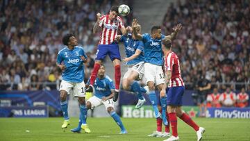 Gim&eacute;nez le gana en el salto a De Ligt y a &Aacute;lex Sandro para rematar durante el Atl&eacute;tico-Juventus.