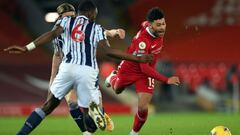 Liverpool&#039;s English midfielder Alex Oxlade-Chamberlain (R) is challenged by West Bromwich Albion&#039;s Nigerian defender Semi Ajayi (C) during the English Premier League football match between Liverpool and West Bromwich Albion at Anfield in Liverpo