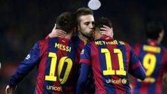 Jordi Alba felicita a Messi y Neymar, las dos grandes figuras del partido.