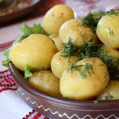 El truco secreto de las abuelas españolas para hacer una ensalada de patatas superior a todas las demás