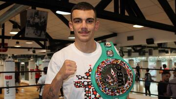 Jon Fernández posa con el cinturón Silver por el Consejo Mundial de Boxeo.