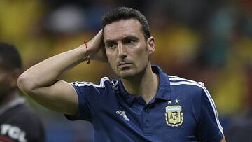 Argentina&#039;s coach Lionel Scaloni gestures during the Copa America football tournament group match against Colombia at the Fonte Nova Arena in Salvador, Brazil, on June 15, 2019. (Photo by Juan MABROMATA / AFP)