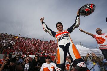 Marc Márquez celebra su primer título de MotoGP en Valencia.