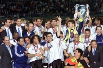 En su primera temporada 1999/2000, se convirti¨® adem¨¢s en el portero m¨¢s joven en jugar y ganar, una Final de Liga de Campeones, al lograr ?La Octava? para el club.