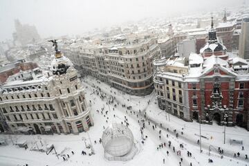 El centro de la capital del España cubierta de nieve. 