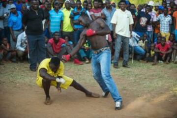 Estos combates tradicionales se conocen como  'Musangwe'. Este tipo de lucha se ha practicado desde hace más de un siglo en un campo abierto justo después de Navidad, cuando toda la tribu esta de vacaciones en la zona rural del norte de Sudáfrica. Hay tres niveles de combatientes. Los muchachos, llamados 'mambibi', anima a jugar lucha por sus padres. Luego están los combatientes adolescentes, el 'Rovhasize'. Pero son a los luchadores de alto nivel a los que todo el mundo viene a ver. No están permitidos los guantes y las peleas se terminan cuando uno de los 2 boxeadores cae.