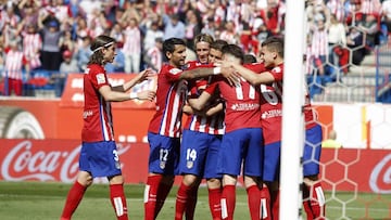 Los jugadores del Atlético se funden en un abrazo tras conseguir un gol.