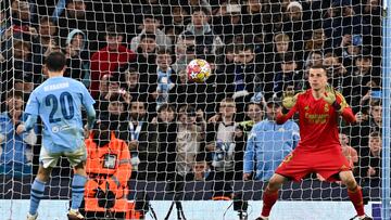 Lunin le detiene el penalti a Bernardo Silva en la tanda.