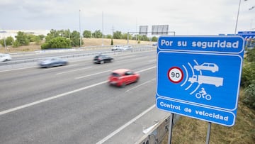 Un cartel que indica un radar de prohibición de circular a más de 90 kilómetros por hora en la autovía A-3, a 30 de agosto de 2024, en Madrid (España). La Dirección General de Tráfico (DGT) prevé 4.760.000 movimientos de largo recorrido con motivo de la operación retorno del verano que se pone en marcha desde las 15.00 horas de hoy y se prolongará hasta la medianoche del domingo, 1 de septiembre. En esta operación, coincidirán los movimientos de retorno que serán escalonados durante el fin de semana, principalmente el domingo y los días previos, desde las zonas turísticas de costa y descanso hacia los grandes núcleos urbanos, con movimientos de salida que se produzcan también por el comienzo del mes vacacional de septiembre.
30 AGOSTO 2024;VERANO;CARRETERAS;OPERACIÓN RETORNO;COCHES;ATASCO
Jesús Hellín / Europa Press
30/08/2024