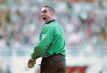 El carismático jugador nacido en Watford tuvo que enfundarse los guantes de portero en un encuentro frente al Newcastle en St. James' Park en 1995. Recibió tres goles en 30 minutos.