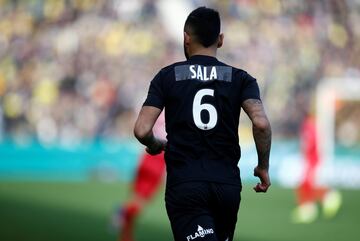 El FC Nantes se ha enfrentado hoy al Nîmes Olympique el cual ha sido la última despedida a el exjugador Emiliano Sala tras su fallecimiento. Los jugadores del club francés ha disputado el partido con vestimenta negra y con el nombre del argentino en la espalda.