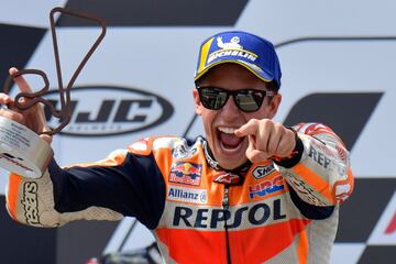 Marc Márquez ha sumado su décima victoria consecutiva en Sachsenring, tras una nueva exhibición sin errores. Iguala el registro de Valentino Rossi en Mugello con siete victorias en el mismo trazado en MotoGP.