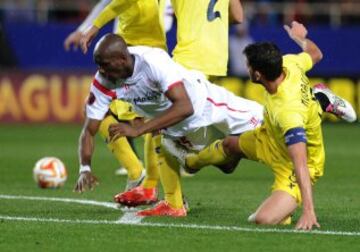 Stephane Mbia con Mateo Musacchio.