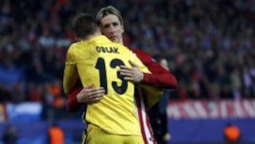 Oblak y Torres abrazándose