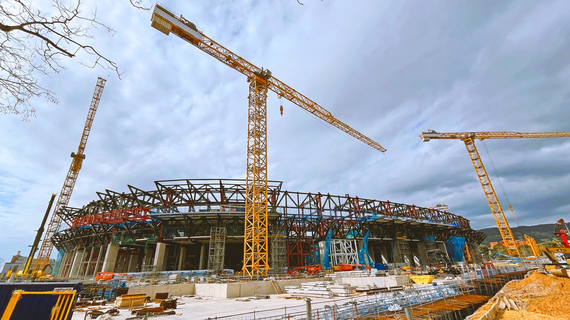 La imagen externa del campamento Spotfly no muestra la construcción de la tercera capa. Dentro del estadio, el 2 de marzo de 2025, el producto para sembrar muchos asientos y siembra de hierba en Barcelona, ​​España.