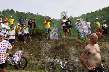 Espectadores llevan pancartas que representan al difunto ciclista italiano Marco Pantani, ganador del Giro y del Tour de 1998. Pantani creció y vivió en la zona de la Emilia-Romaña, naciendo en Cesena y falleciendo en Rímini, localidad donde termina la primera etapa del Tour de Francia.