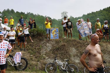 Espectadores llevan pancartas que representan al difunto ciclista italiano Marco Pantani, ganador del Giro y del Tour de 1998. Pantani creció y vivió en la zona de la Emilia-Romaña, naciendo en Cesena y falleciendo en Rímini, localidad donde termina la primera etapa del Tour de Francia.